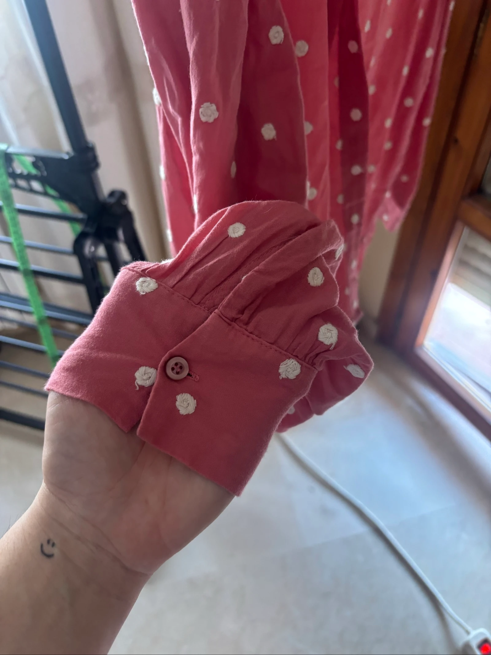 Camisa rosa con apliques blancos – photo 6